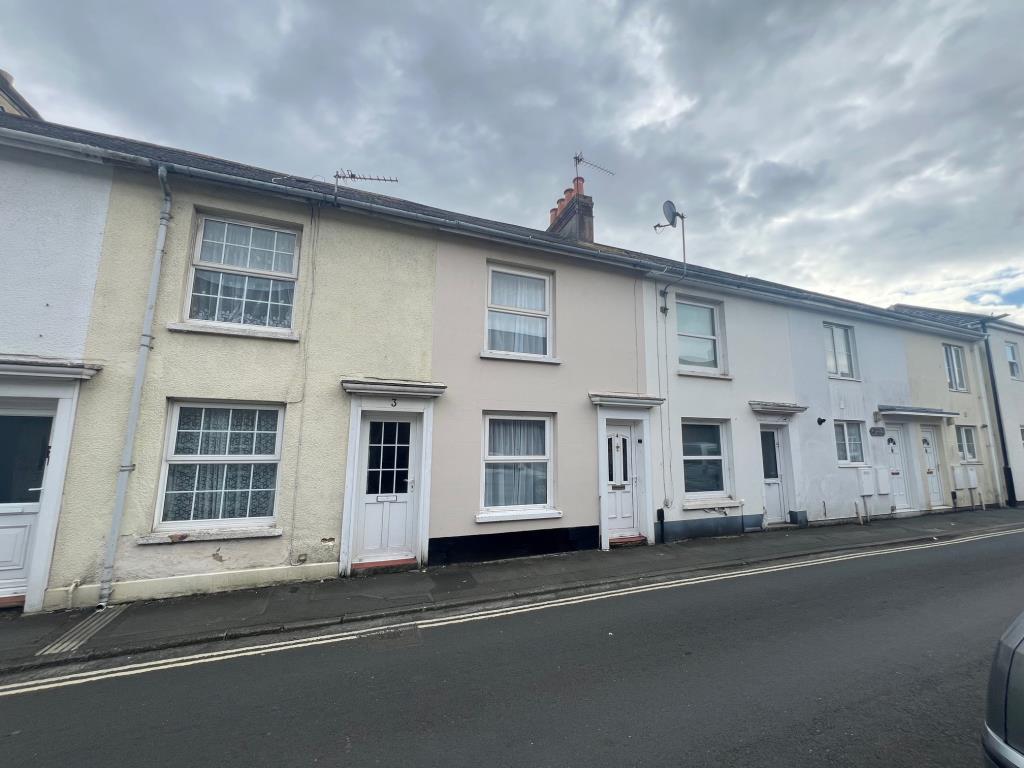 Lot: 143 - THREE-BEDROOM HOUSE IN TOWN CENTRE LOCATION - Picture from the roadside of 4 cross street Newport